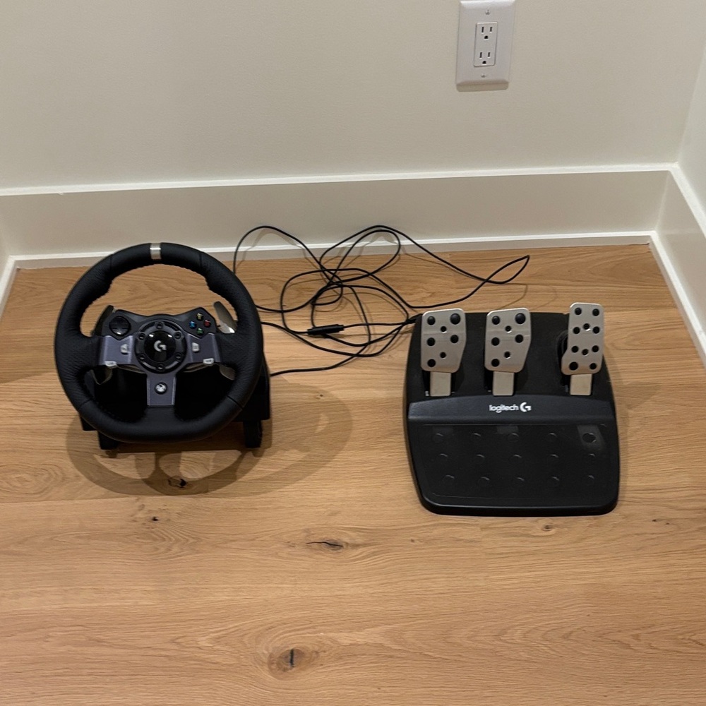 Logitech-G920 Driving force racing wheel and peddles for Xbox